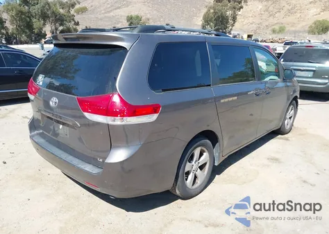 2012 Toyota Sienna Le V6 8 Passenger z USA, uszkodzony, nr VIN 5TDKK3DC8CS267722